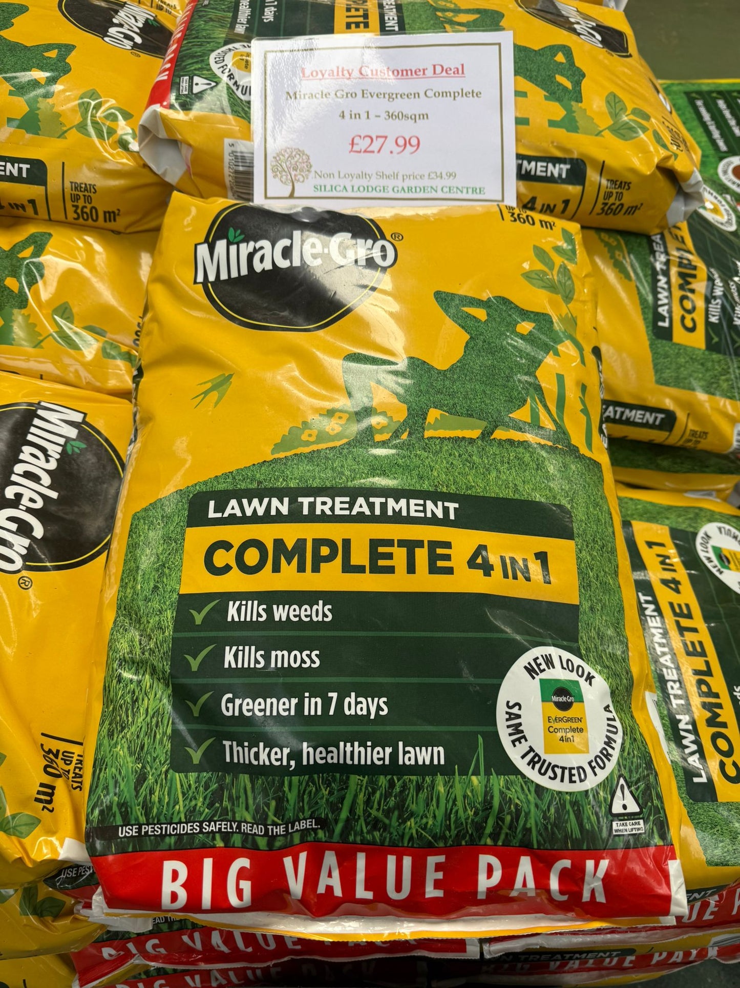 MiracleGro Complete 4-in-1 Lawn Treatment - 360m²